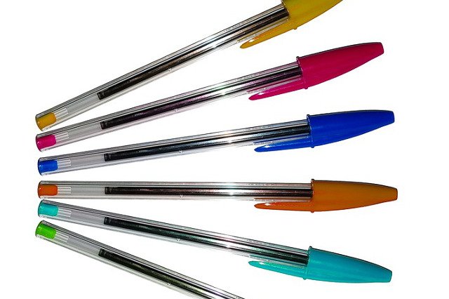 Skuwki do długopisów mają otwór na końcu, dzięki któremu można oddychać gdy skuwka utkwi w przełyku.