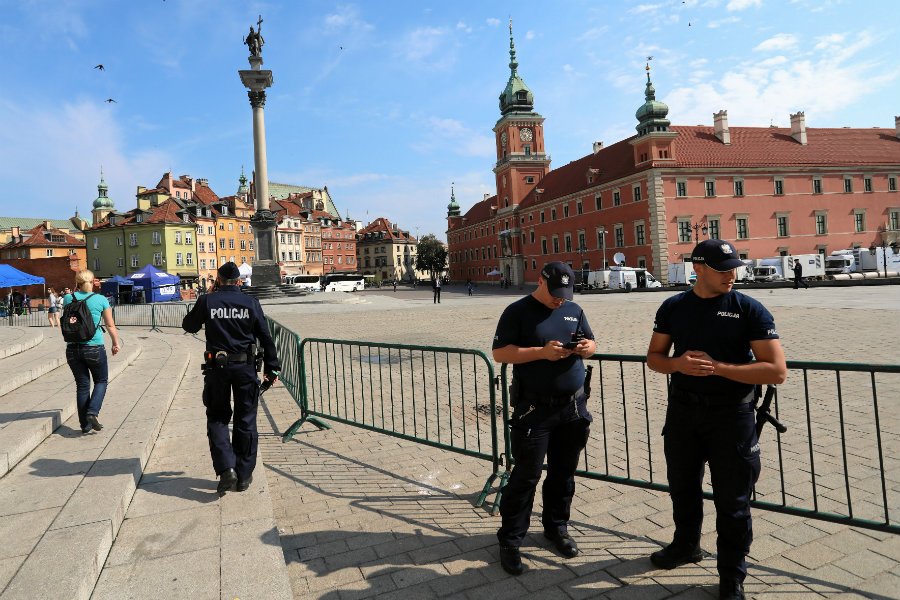 Na dziedzińcu Zamku Królewskiego odbywają się uroczystości 550-lecia parlamentaryzmu w Polsce.