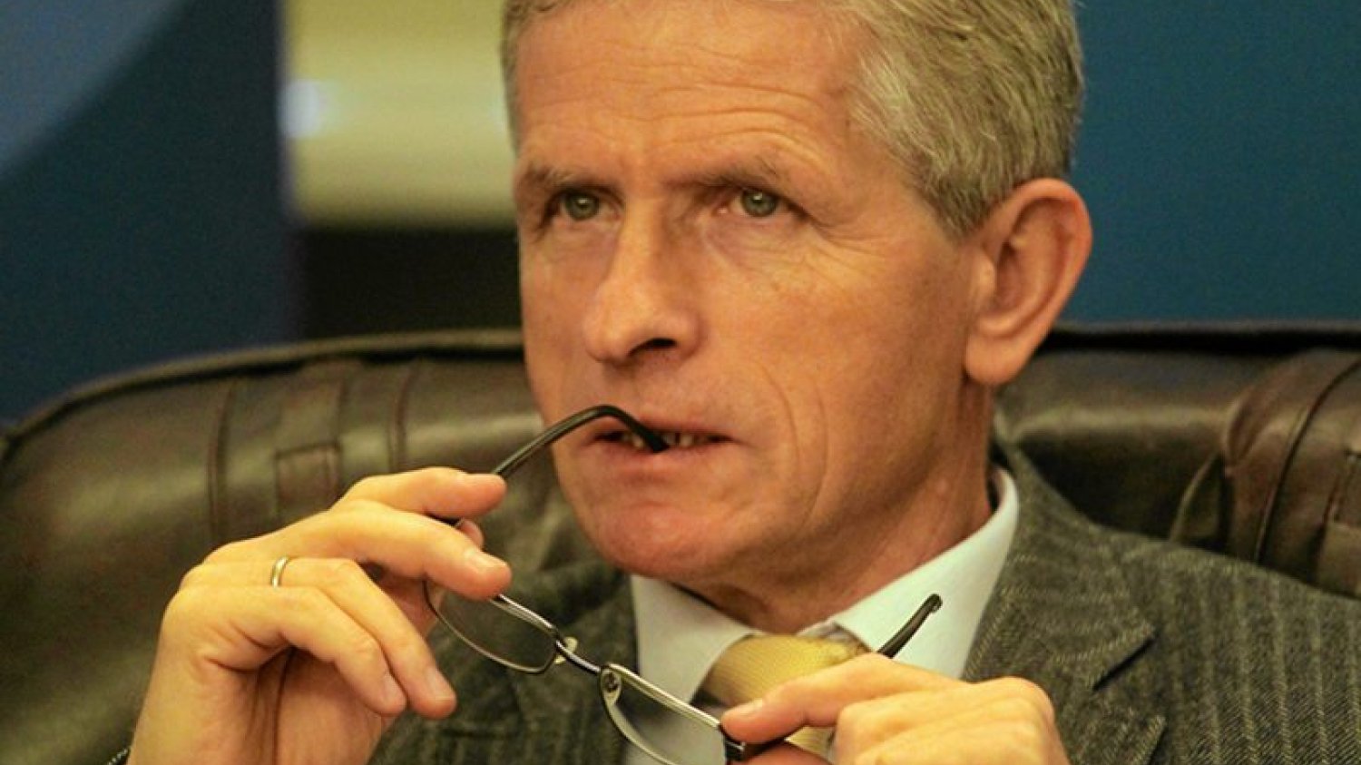 Prof. Roman Kuźniar w ciepłych słowach mówił w radiu Tok FM o Edwardzie Snowdenie. Ostro skrytykował go europoseł PO Krzysztof Lisek.