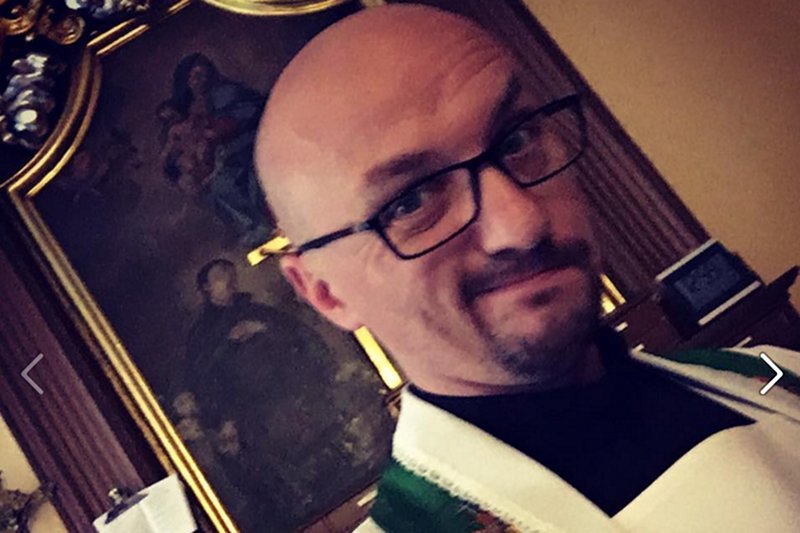 Nawet niektórzy duchowni krytykują stosunki łączące Państwo z Kościołem rzymskokatolickim. Przykładem jest zakonnik Grzegorz Kramer.