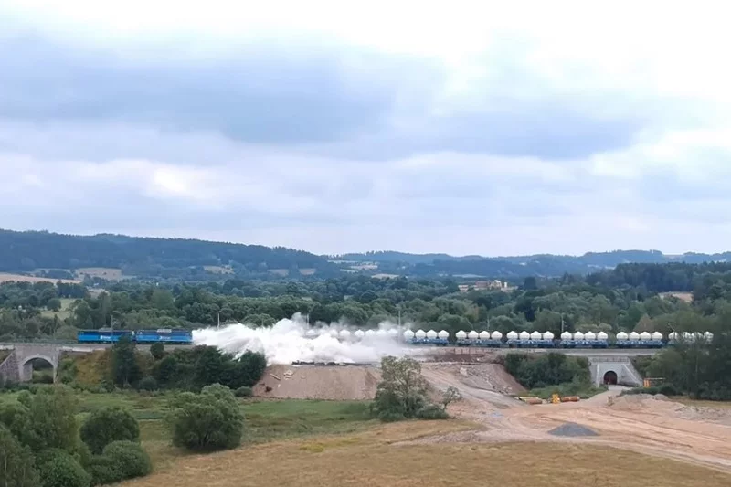 W Czechach wykoleił się pociąg z wapnem. Wideo pokazujące wypadek trafiło do internetu.