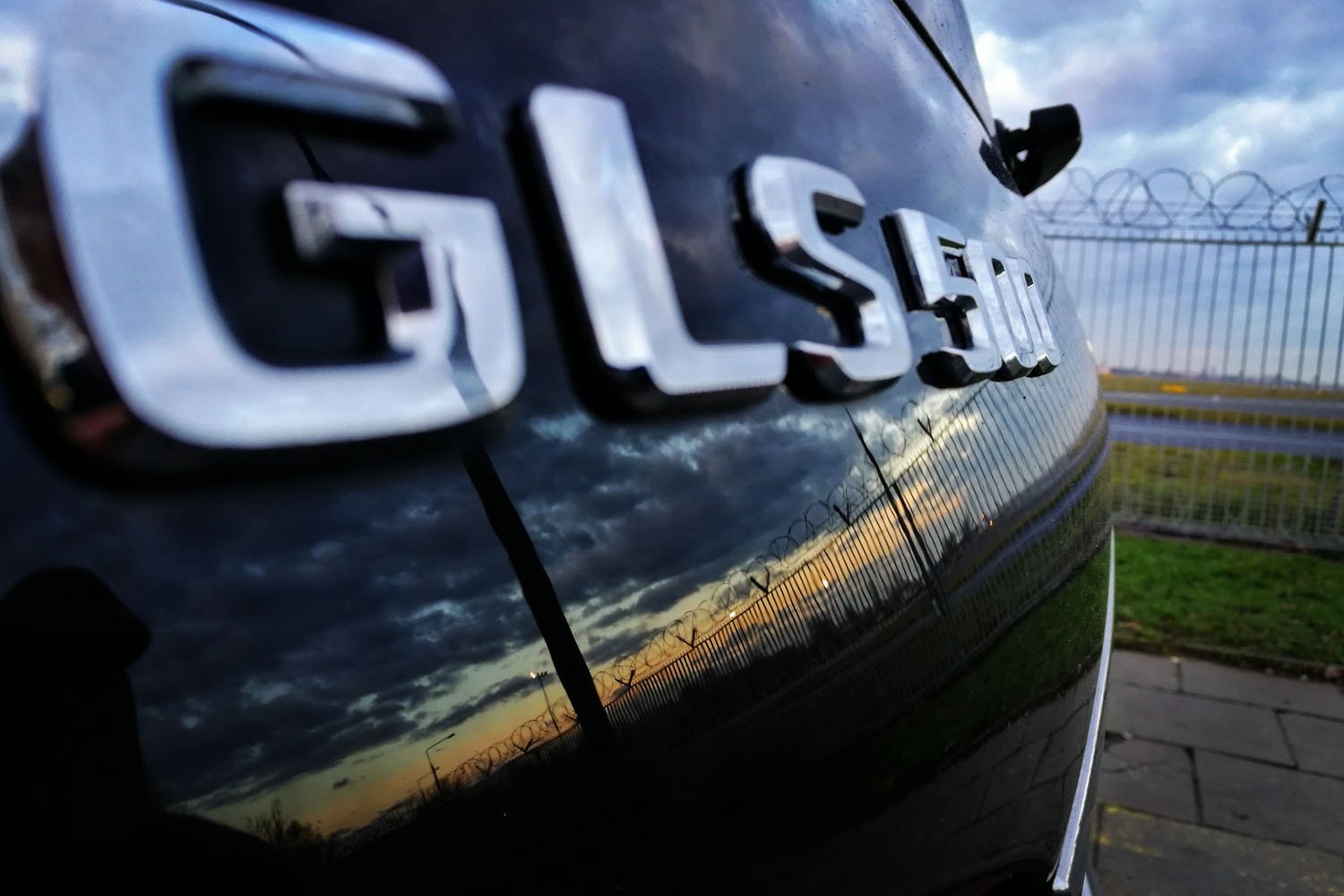 Mercedes GLS500 to wielki i luksusowy samochód, który zaskakuje lekkością prowadzenia. W środku ma jednak jedną rzecz, która do niego nie pasuje.