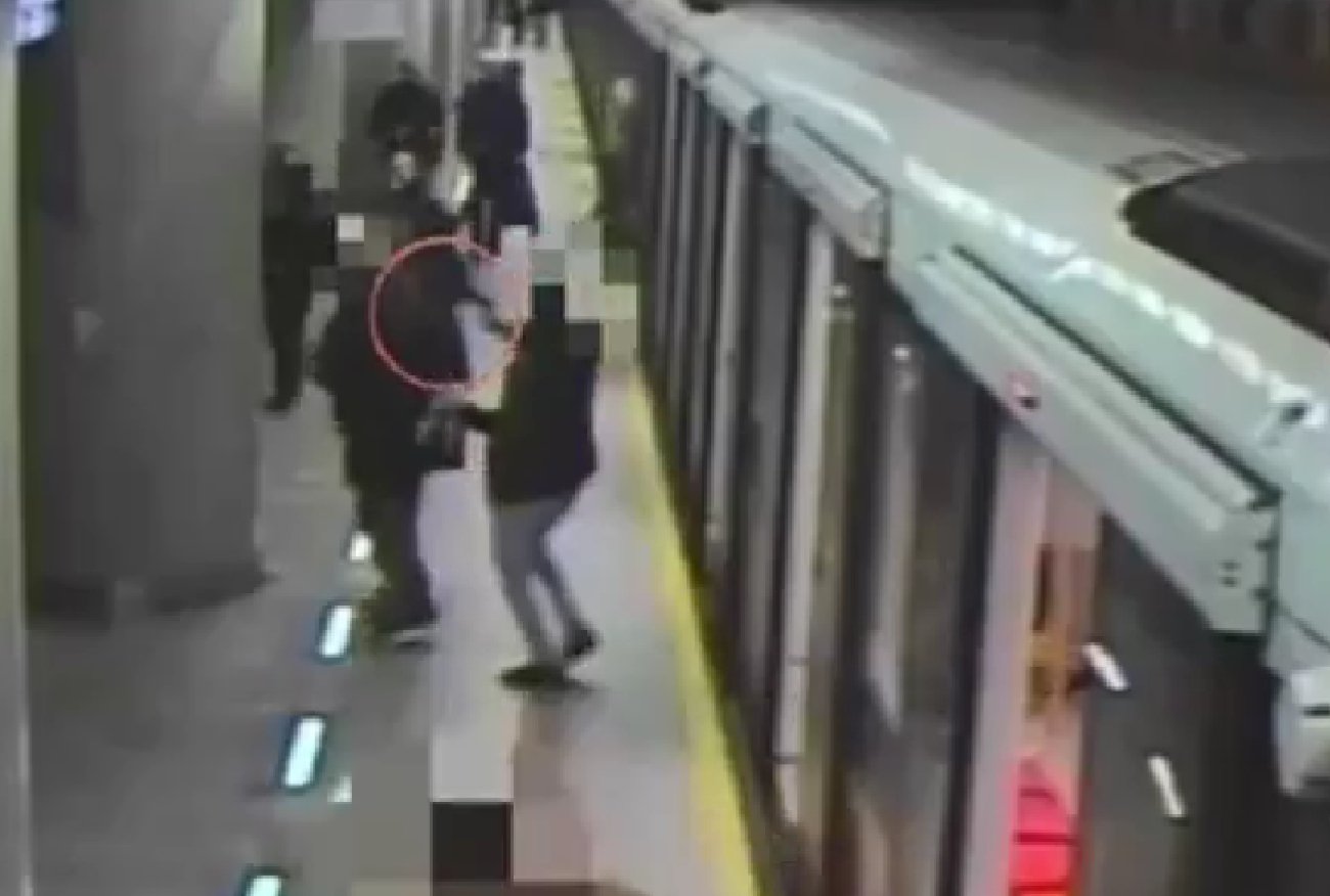 Warszawa. Pijany mężczyzna zaatakował ludzi w metrze. Został zatrzymany.