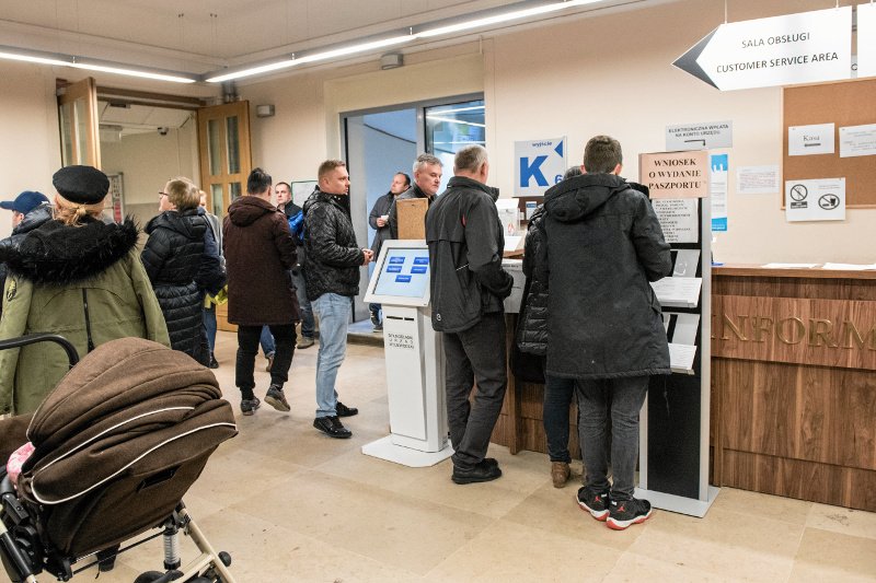 W trakcie wakacji oczekiwanie na paszport może się wydłużyć.