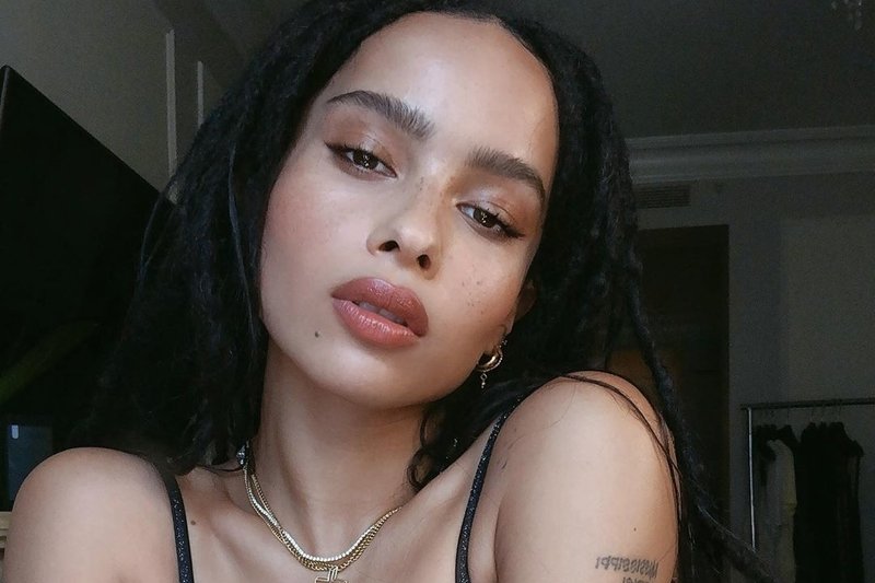 To córka Lenny'ego Kravitza i Lisy Bonet.