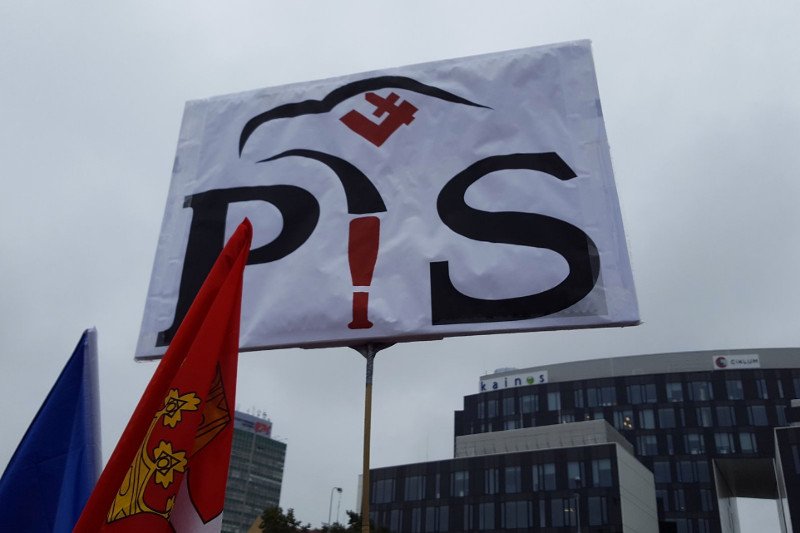 KOD pokazuje siłę na ulicach Gdańska. "Dość dyktatury!" - ostro i konkretnie o rządach PiS