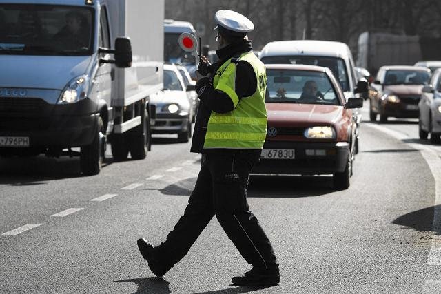 Policjanci rzadko sięgają po pouczenia, ponieważ ich przełożeni, troszcząc się o statystyki, naciskają, by wystawiać jak najwięcej mandatów?