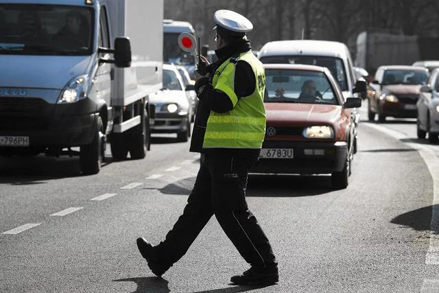 Policjanci rzadko sięgają po pouczenia, ponieważ ich przełożeni, troszcząc się o statystyki, naciskają, by wystawiać jak najwięcej mandatów?
