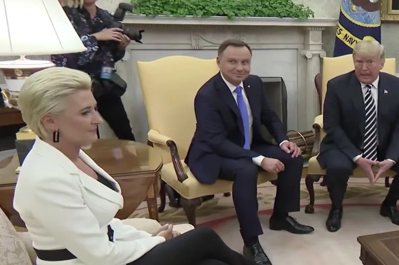 Prezydent często uciekał wzrokiem od Donalda Trumpa.