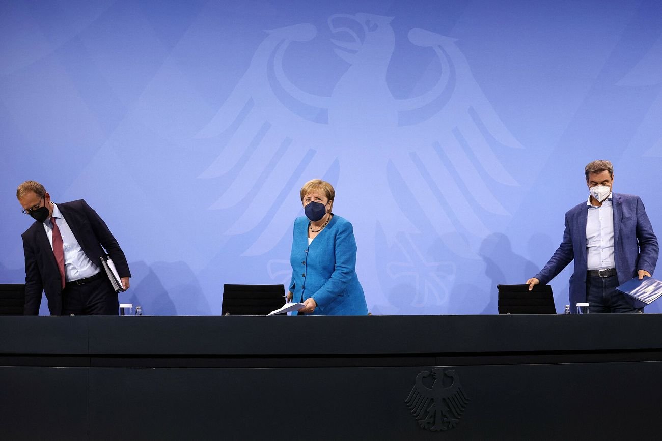 Angela Merkel i premierzy krajów związkowych RFN poinformowali, że od 23 sierpnia 2021 roku w Niemczech zmieniają się obostrzenia związane z pandemią COVID-19.