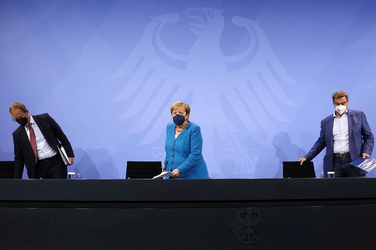 Od 23 sierpnia 2021 roku w Niemczech zmieniają się obostrzenia związane z pandemią COVID-19. Spore utrudnienia czekają osoby niezaszczepione na koronawirusa. Angela Merkel i premierzy krajów związkowych RFN poinformowali, że od 23 sierpnia 2021 roku w Niemczech zmieniają się obostrzenia związane z pandemią COVID-19.