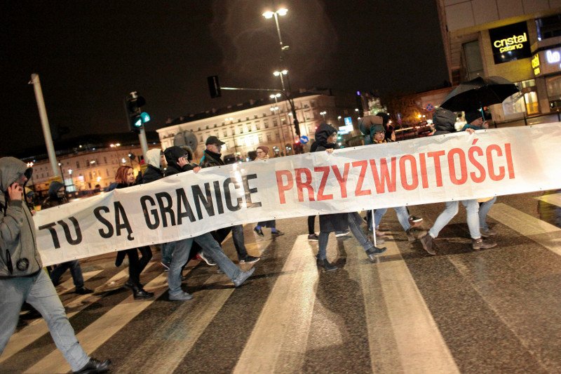 Białe róże - mową nienawiści? W prawicowych mediach nie ma o zadziwiającej wypowiedzi prezesa. W nich opisuje się zajście z byłym opozycjonistą.