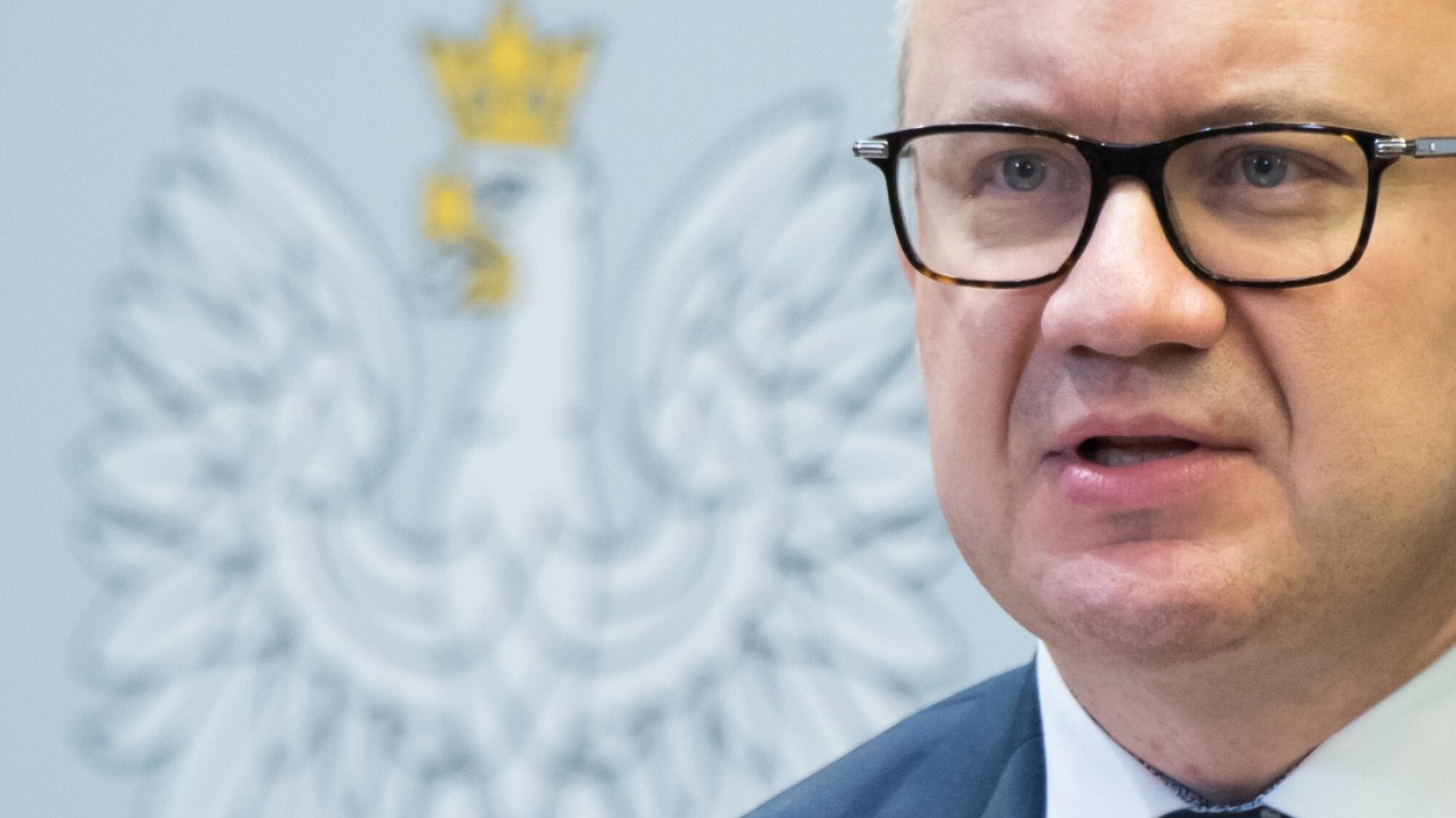 Adam Bodnar na tle godła Polski. Tomasz Lis wskazuje, że prokurator generalny jest prawie jak saper – różnica polega na tym, że nie może się pomylić nawet raz.