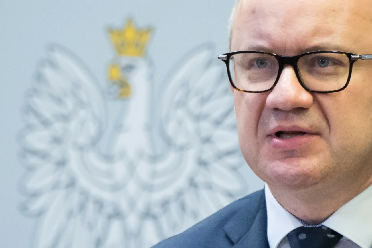 Minister sprawiedliwości i prokurator generalny Adam Bodnar jest krytykowany zarówno przez PiS jak i sympatyków władzy. Czy rozliczy Jarosława Kaczyńskiego i spółkę za ostatnich osiem lat? Adam Bodnar na tle godła Polski. Tomasz Lis wskazuje, że prokurator generalny jest prawie jak saper – różnica polega na tym, że nie może się pomylić nawet raz.