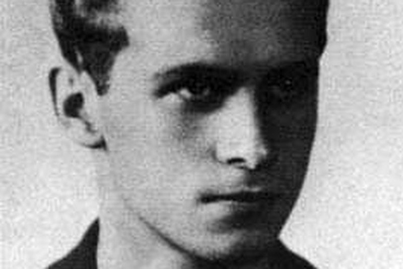 Krzysztof Kamil Baczyński poległ z bronią w ręku 4 sierpnia 1944 roku.