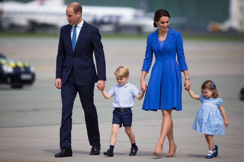 Trzecie dziecko pary królewskiej plasuje się na piątym miejscu w kolejce po tron - za swoim bratem George'em oraz siostrą Charlotte.
