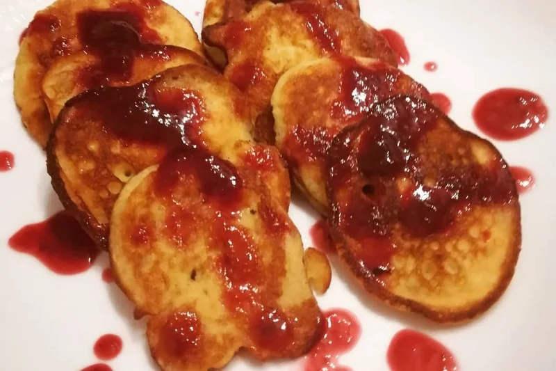 Placuszki bananowe z konfiturą owocową