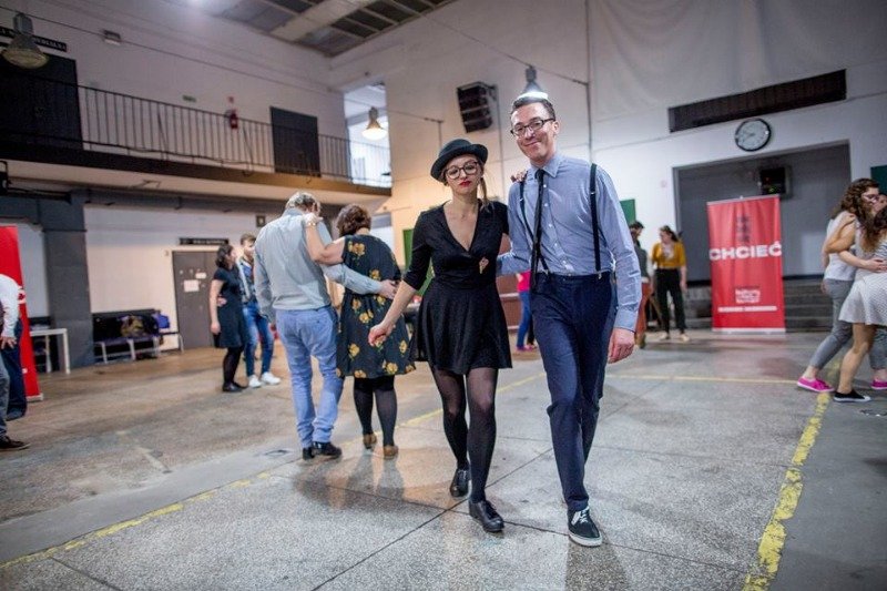 Lindy hop to styl tańca popularny wśród millenialsów