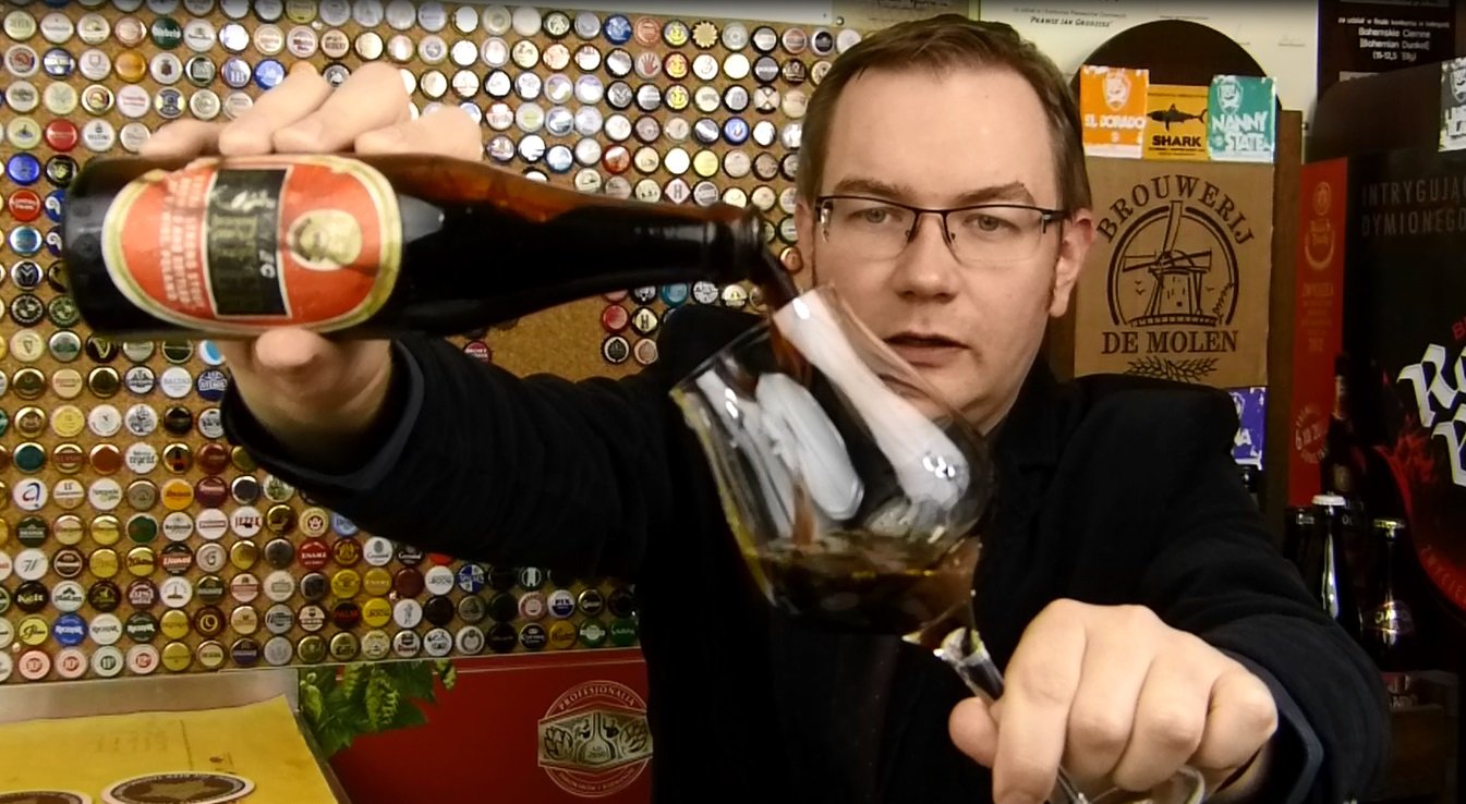 Moment nalewania 30-letniego porteru. Ręka nieco drżała.