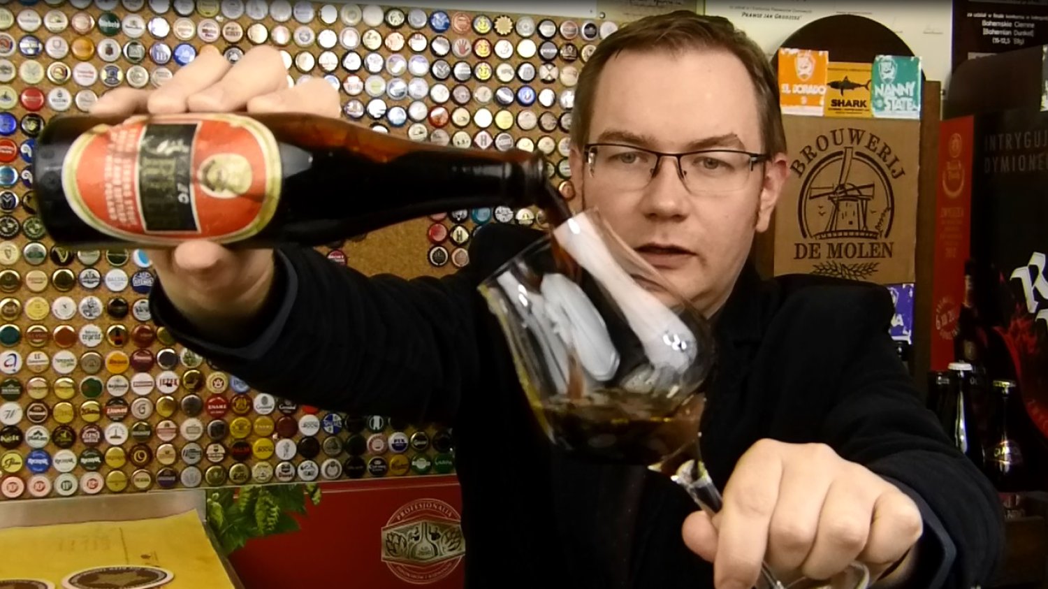 Moment nalewania 30-letniego porteru. Ręka nieco drżała.