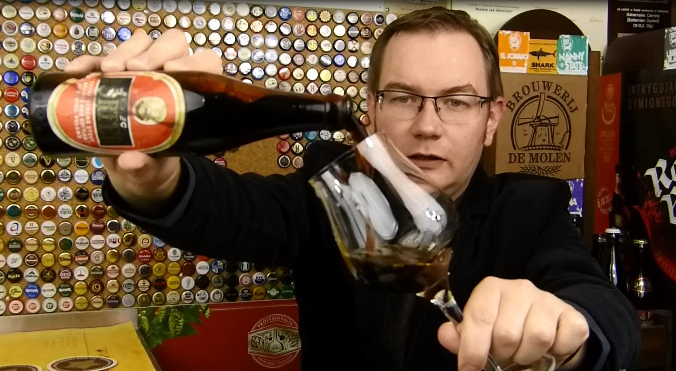 Moment nalewania 30-letniego porteru. Ręka nieco drżała.