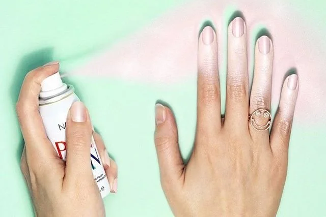 Najprzyjemniejszy moment szybkiego manicure'u - psikanie.