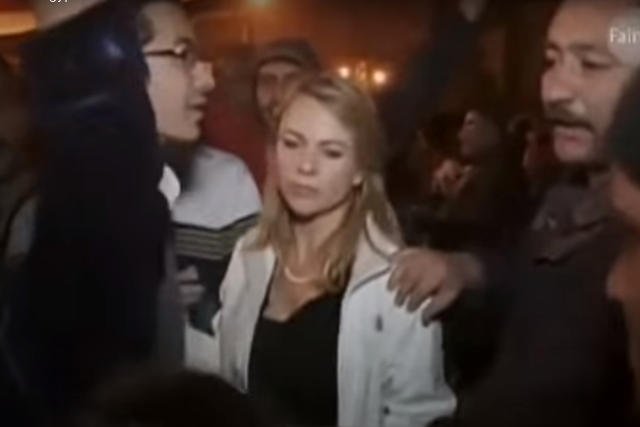 Dziennikarka została "porwana" przez tłum mężczyzn protestujących w Egipcie w 2011 roku.