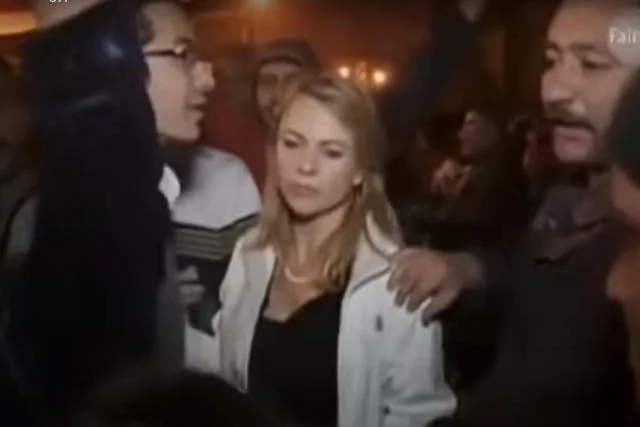 Dziennikarka została "porwana" przez tłum mężczyzn protestujących w Egipcie w 2011 roku.
