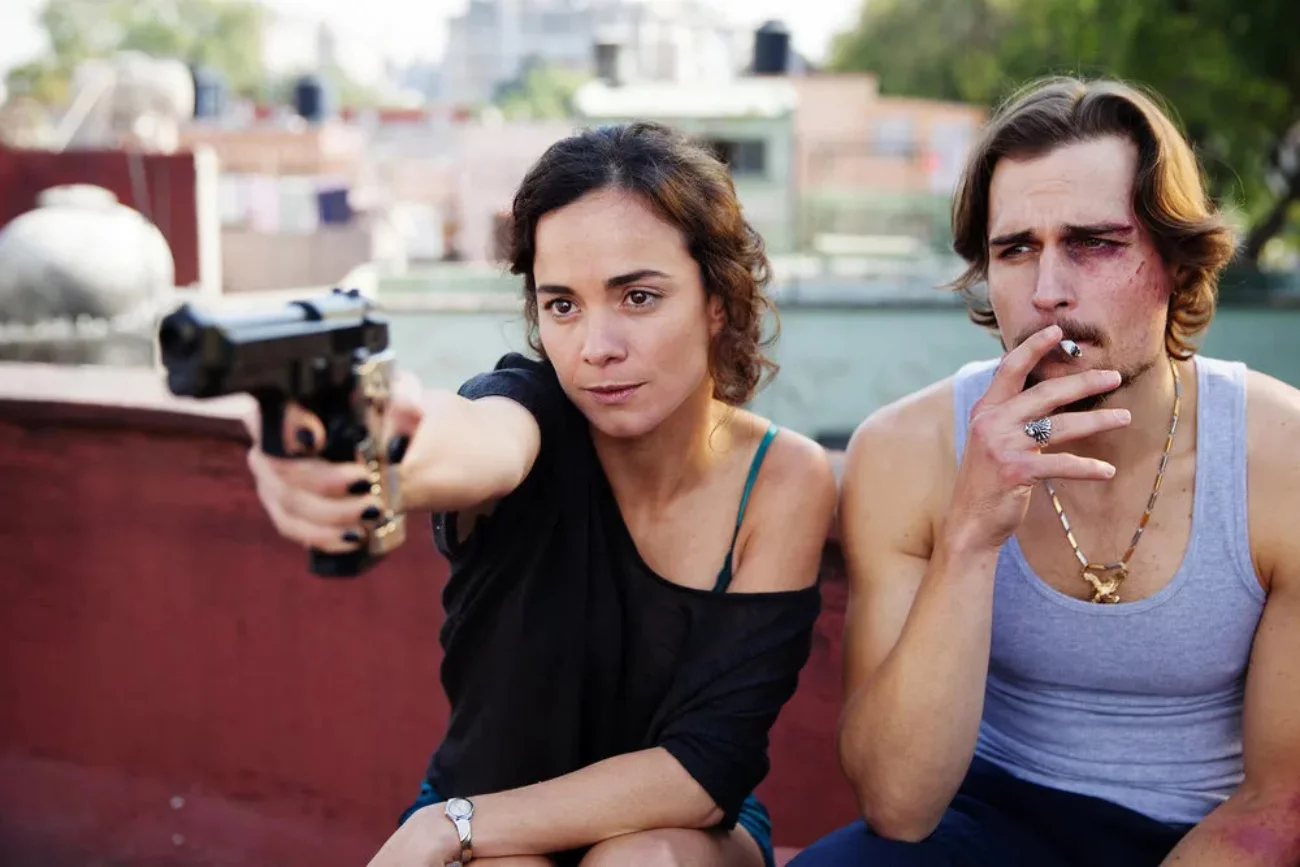 Alice Braga i Jon-Michael Ecker w serialu "Queen of the South".