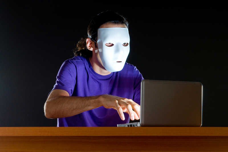 Internauta w masce teatralnej