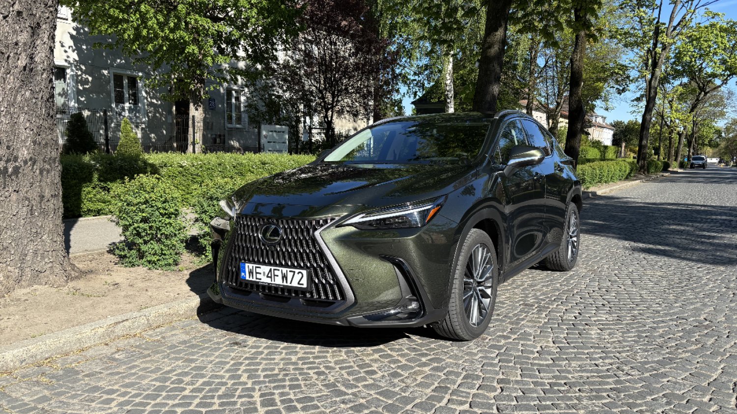 Kiedy pierwszy raz wsiadłem do Lexusa NX 450h+, miałem świadomość, że czeka mnie kilka dni z samochodem, który od dawna budził moją ciekawość.