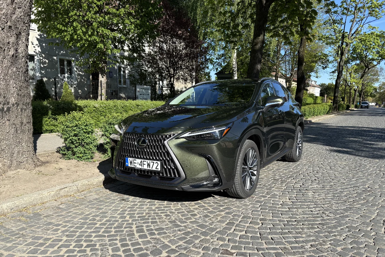Kiedy pierwszy raz wsiadłem do Lexusa NX 450h+, miałem świadomość, że czeka mnie kilka dni z samochodem, który od dawna budził moją ciekawość.