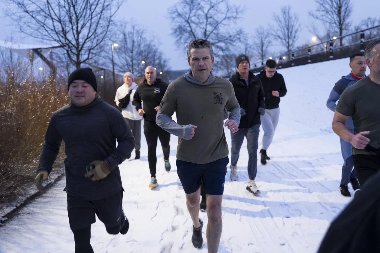 Pete Hegseth w Polsce. Szef Pentagonu biegał po ulicach Warszawy.