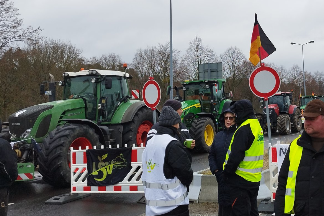 Niemieccy rolnicy zablokowali przejście graniczne z Polskę. Nie zgadniecie, kto ich wspiera