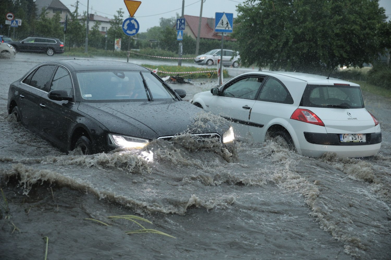 W Poznaniu po ulewie zawalił się dach sali sportowej w szkole dla dzieci.