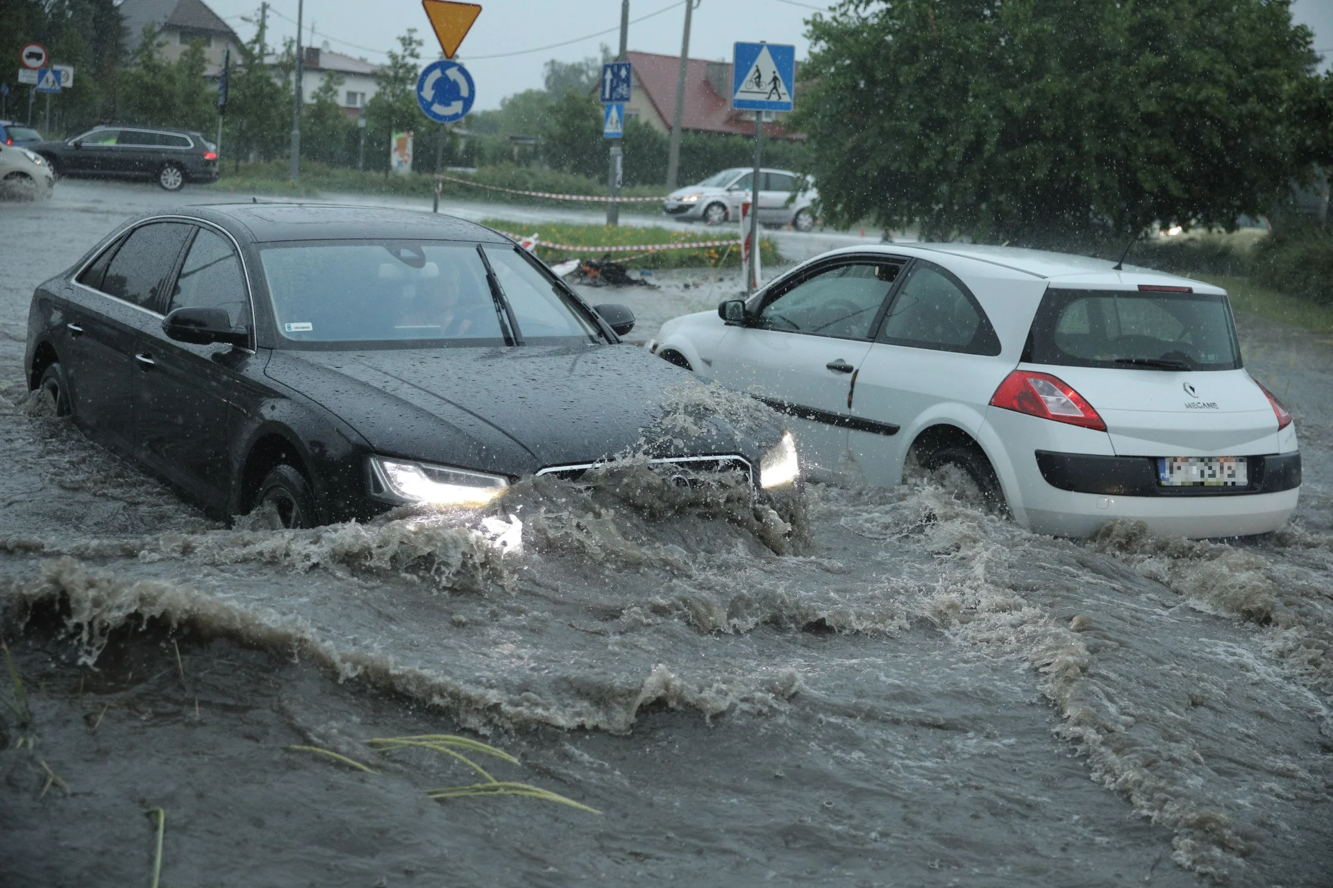 W Poznaniu po ulewie zawalił się dach sali sportowej w szkole dla dzieci.