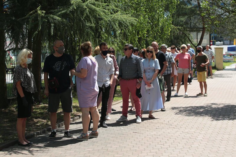 Wybory 2020. Kolejka do lokalu wyborczego w Kielcach.