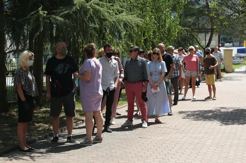 Wybory 2020. Kolejka do lokalu wyborczego w Kielcach.