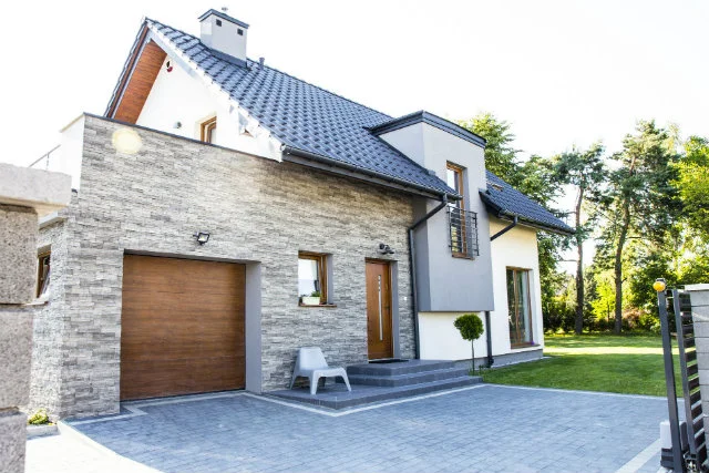 Właściciele tego domu postawili na kontrastujące materiały