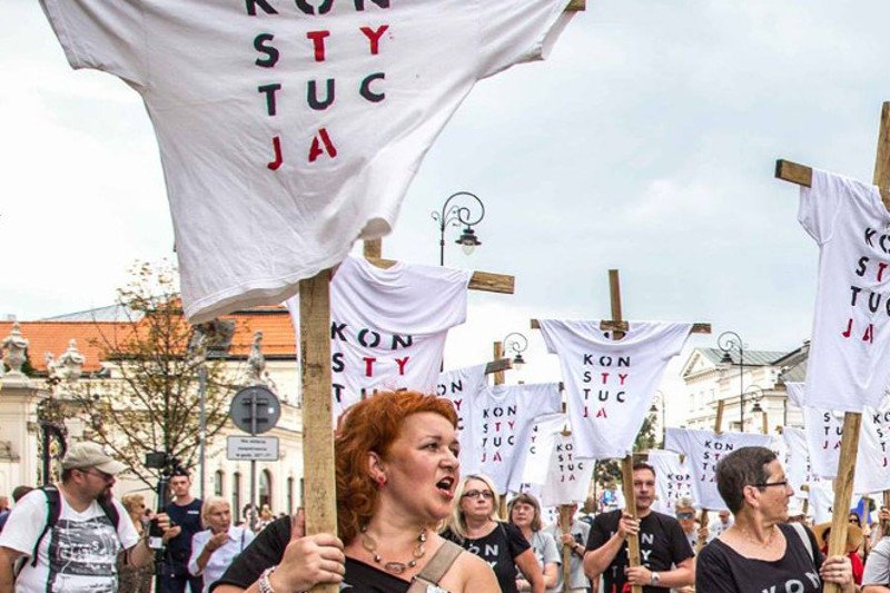 Katarzyna Klim bierze udział w wielu manifestacjach i przypomina prezydentowi Andrzejowi Dudzie o "konstytucji".