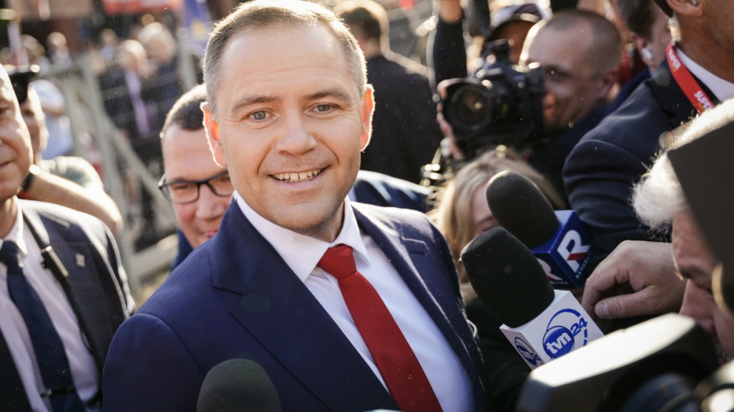 Ten dokument pogrąża cały PiS. Do tego zobowiązał się Nawrocki ws. pana Jerzego Nawrocki i pan Jerzy. Do tego zobowiązał się kandydat PiS, jest dokument