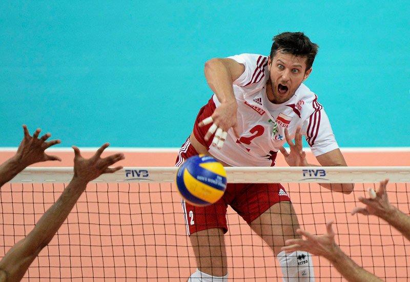 Michał Winarski atakuje w meczu z Brazylią.
