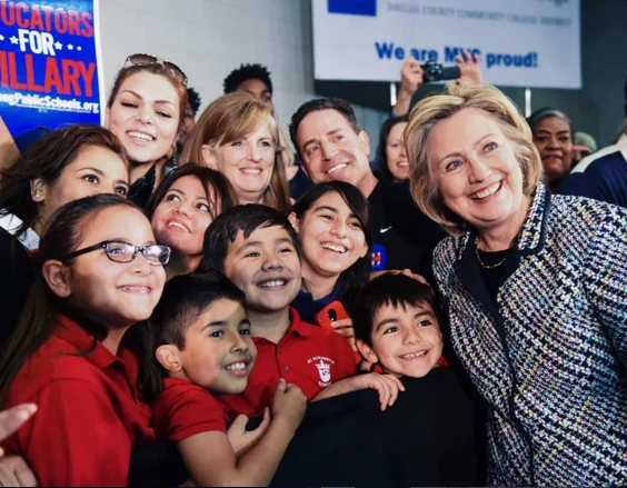 Dla Hillary zawsze szczególnie ważne były dzieci. Jej fundacja Too Small to Fail zajmuje się wspieraniem małych inicjatyw dotyczących wczesnej edukacji i rozwoju.