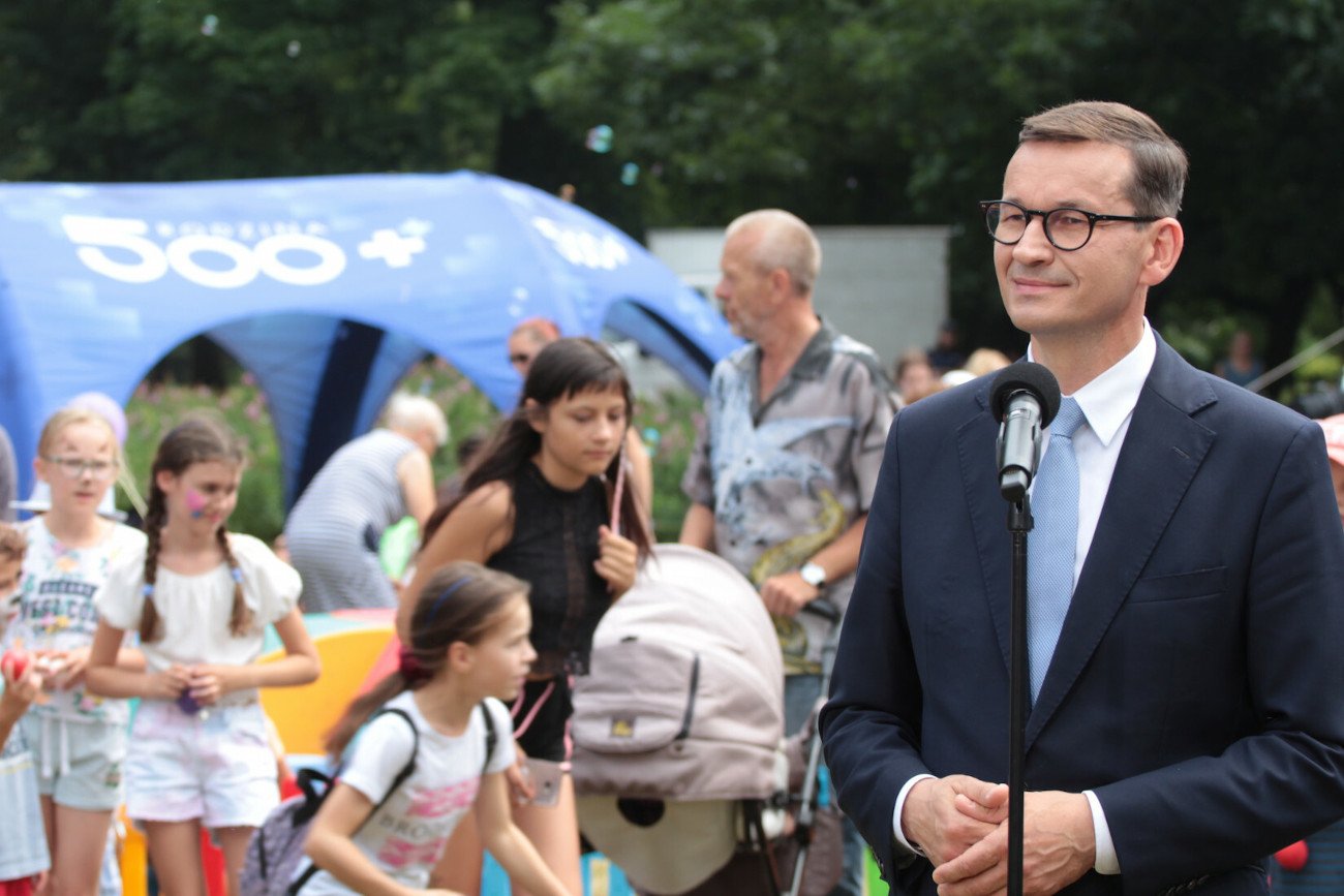 Mateusz Morawiecki napisał na Facebooku, że "jednym z podstawowych obowiązków państwa jest dbać o rodzinę i jej służyć" i przy okazji nawiązał do Polskiego Ładu.
