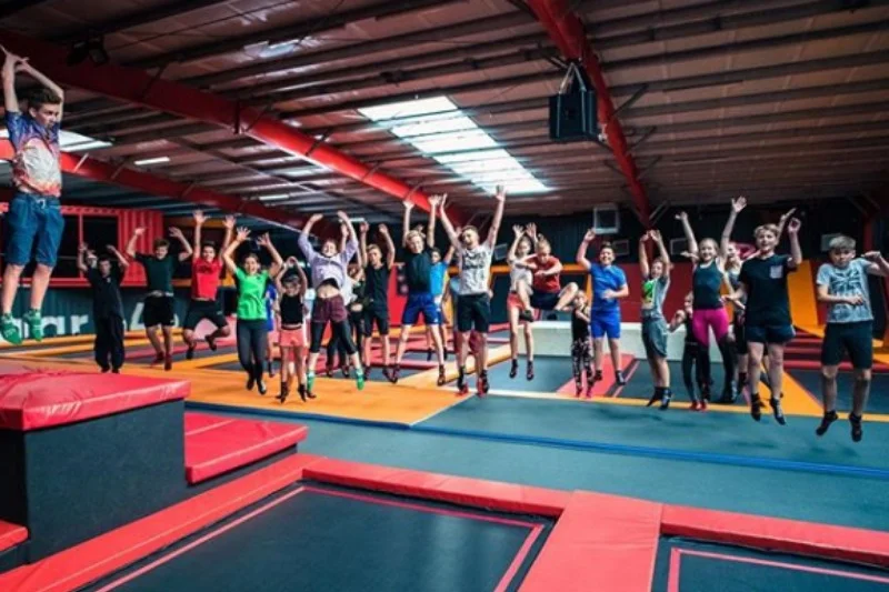 Grupa dzieciaków w parku trampolin