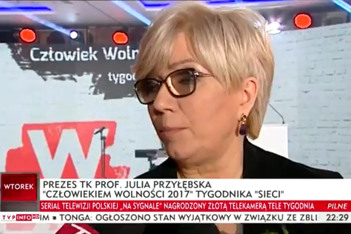 Julia Przyłębska przy okazji wręczenia tytułu "Człowieka roku" tygodnika "Sieci" dostąpiła kolejnego zaszczytu:  "awansowała" na profesora w TVP Info