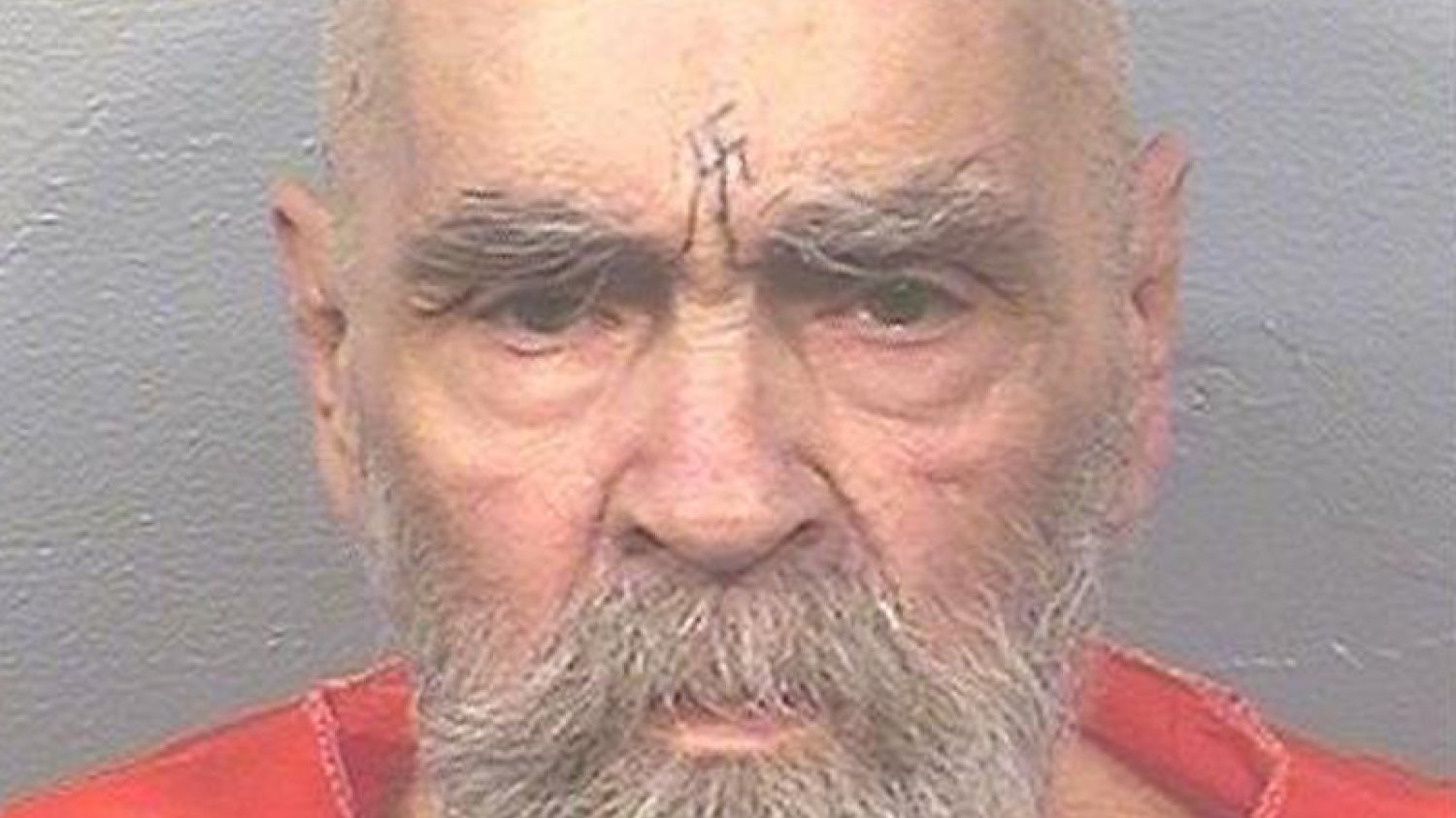 Charles Manson pomimo wielu próśb o ułaskawienie do końca życia przebywał w więzieniu.