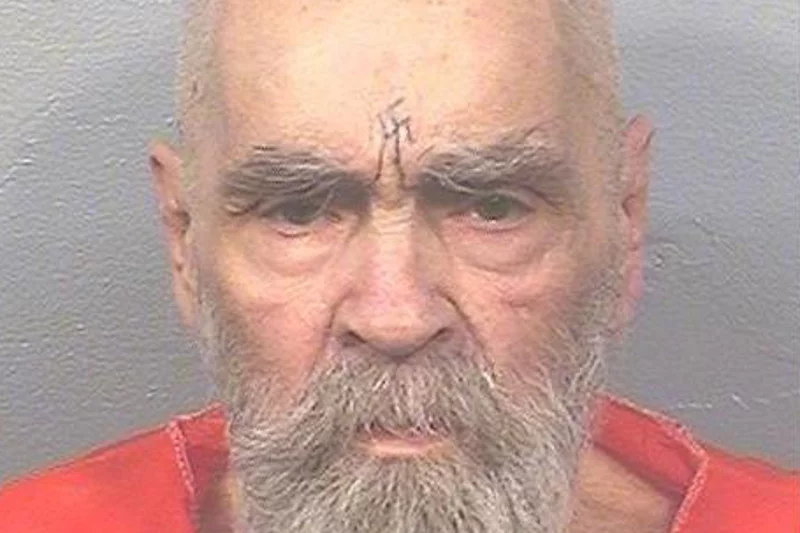 Charles Manson pomimo wielu próśb o ułaskawienie do końca życia przebywał w więzieniu.