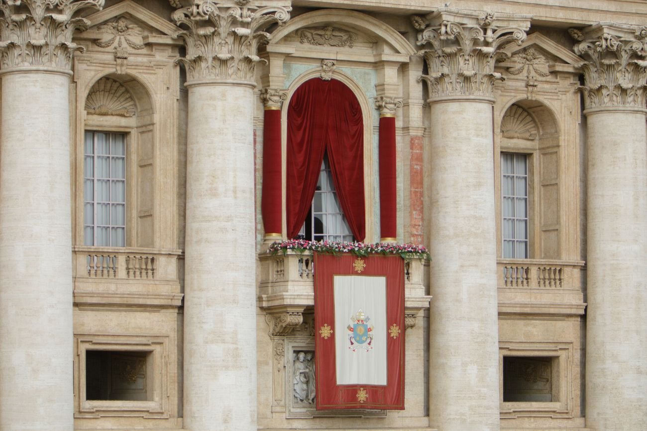 Ekspert ujawni co się dzieje w Watykanie. "Przygotowują miejsce pochówku".