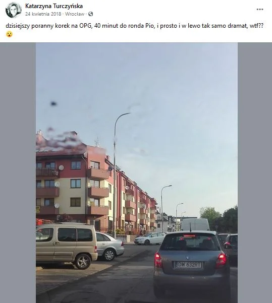 Mieszkańcy wymieniający się informacjami o korkach